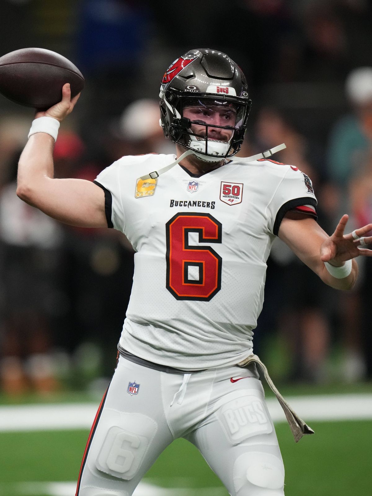 NFL, American Football Herren, USA Tampa Bay Buccaneers at New Orleans Saints Oct 26, 2025; New Orleans, Louisiana, USA; Tampa Bay Buccaneers quarterback Baker Mayfield (6) warms up before a game a...