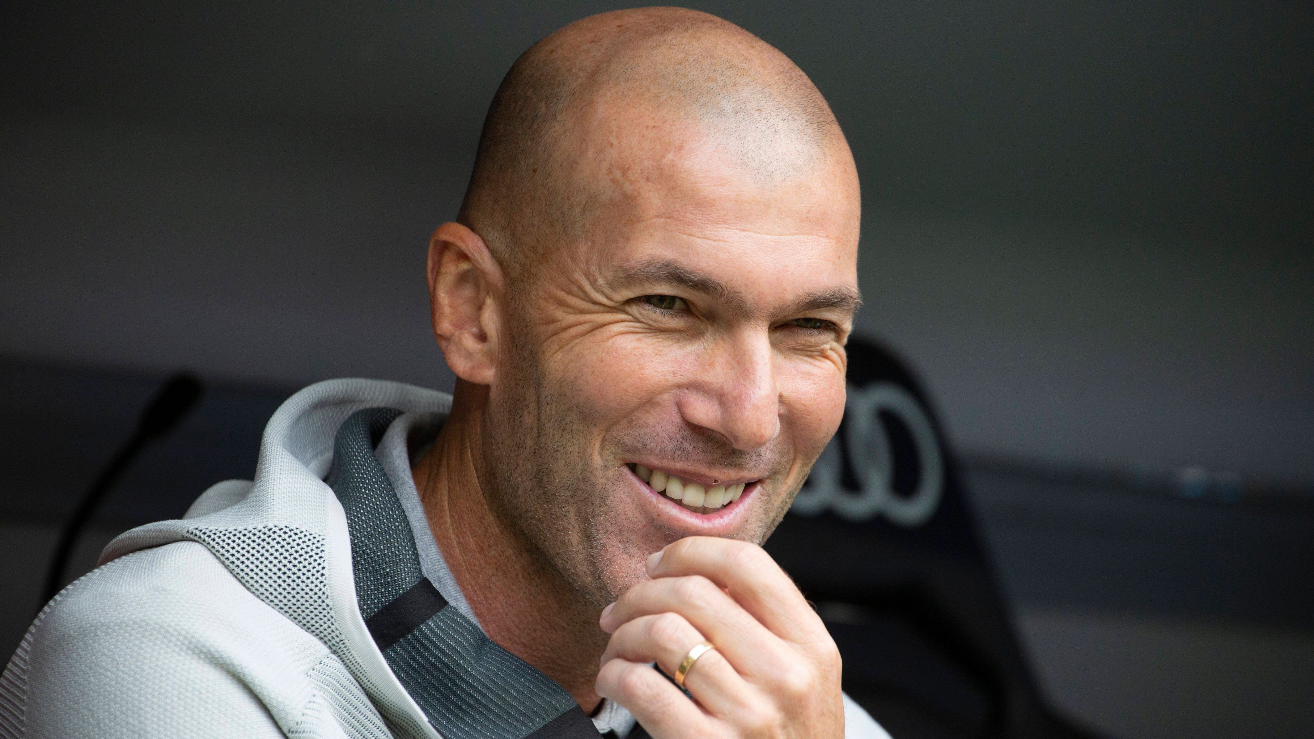 <strong>Zinedine Zidane (vereinslos)</strong><br>... und antwortete auf die Frage, ob er den FCB in Zukunft trainieren könnte, mit einem Grinsen: "Nein, ich werde mir das Spiel anschauen." Zidanes Aussage lässt reichlich Raum für Spekulationen und dürfte weder als klare Zu- oder Absage zu verstehen sein. Vor wenigen Wochen vermeldete die französische "L'Equipe" jedoch, dass Zidane lieber Manchester United als den FC Bayern übernehmen würde.
