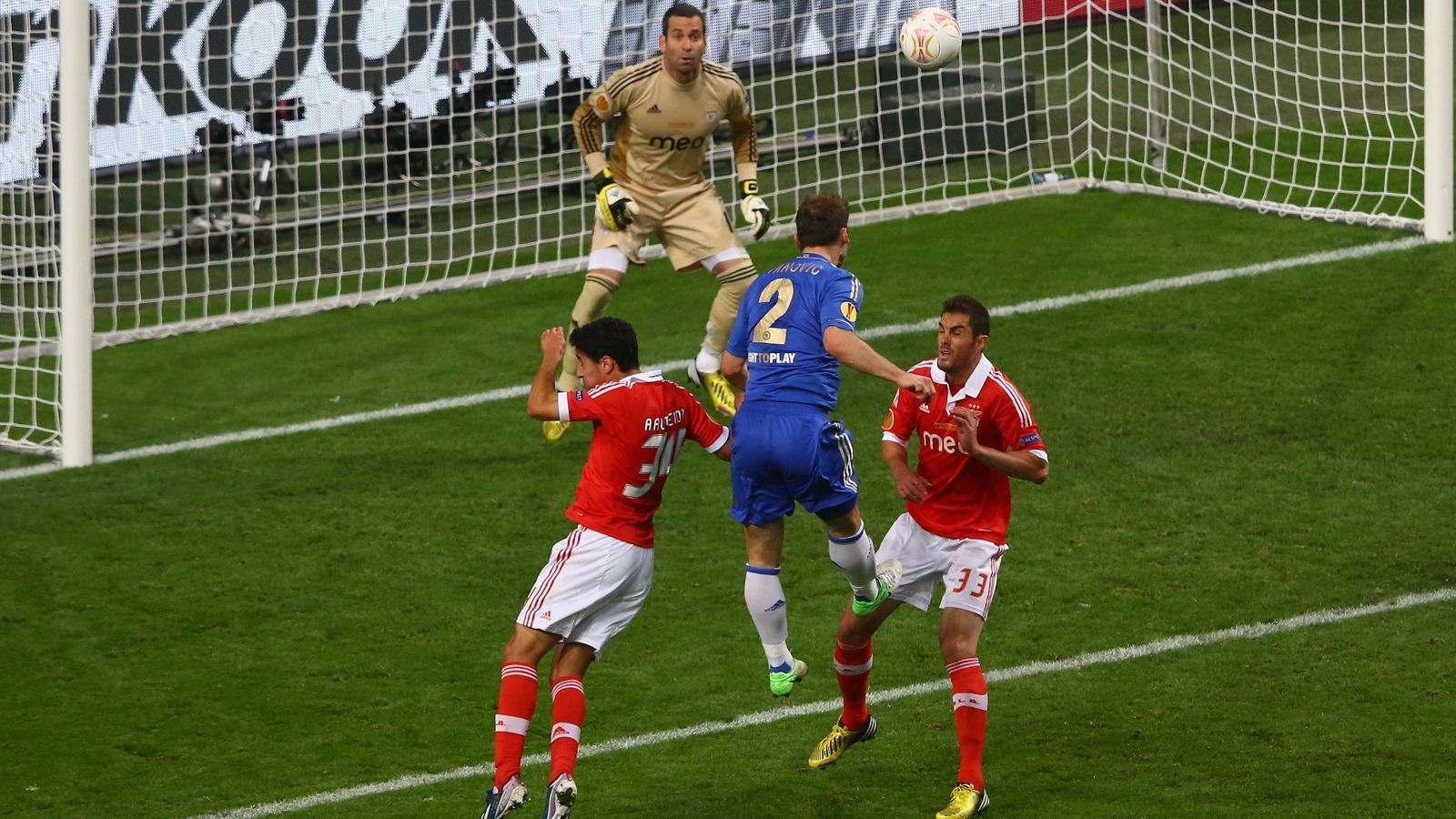 
                <strong>Branislav Ivanovic (FC Chelsea)</strong><br>
                Beim Europa-League-Finale 2013 in Amsterdam passierte zwischen Chelsea und Benfica Lissabon gut eine Stunde recht wenig, ehe Fernando Torres zur Führung der Engländer traf. Kurze Zeit später glich Oscar Cardozo für die Portugiesen aus. So blieb es bis in die Nachspielzeit beim 1:1-Unentschieden und als schon alle Beteiligten mit einer Verlängerung rechneten, kam Branislav Ivanovic (Mi.) zu seinem großen Auftritt. Der Serbe köpfte in der dritten Minute der Nachspielzeit unhaltbar zur 2:1-Führung für die "Blues" ein und sorgte damit für den zweiten internationalen Titel der Londoner innerhalb von einem Jahr. Schon 2012 war der Innenverteidiger in München dabei, als Chelsea im Elfmeterschießen gegen die Bayern den Henkelpott gewann.
              