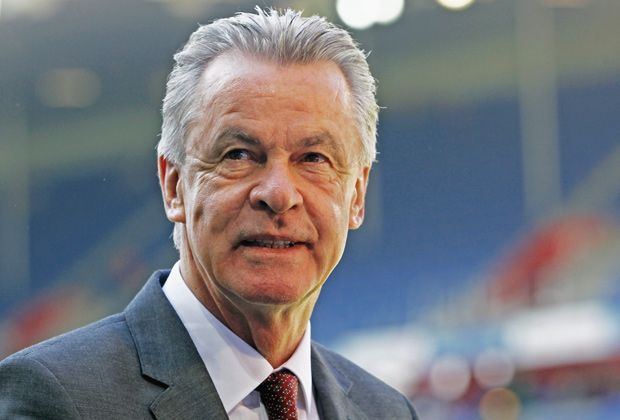 
                <strong>Schweiz</strong><br>
                Runde Sache für Ottmar Hitzfelds Team: Da fährt man als Gruppenkopf zur Auslosung und bekommt auch noch jede Menge machbare Gegner. Wichtigster Konkurrent scheint Frankreich zu sein, mit Hitzfelds ehemaligem Bayern-Spieler Franck Ribery.
              