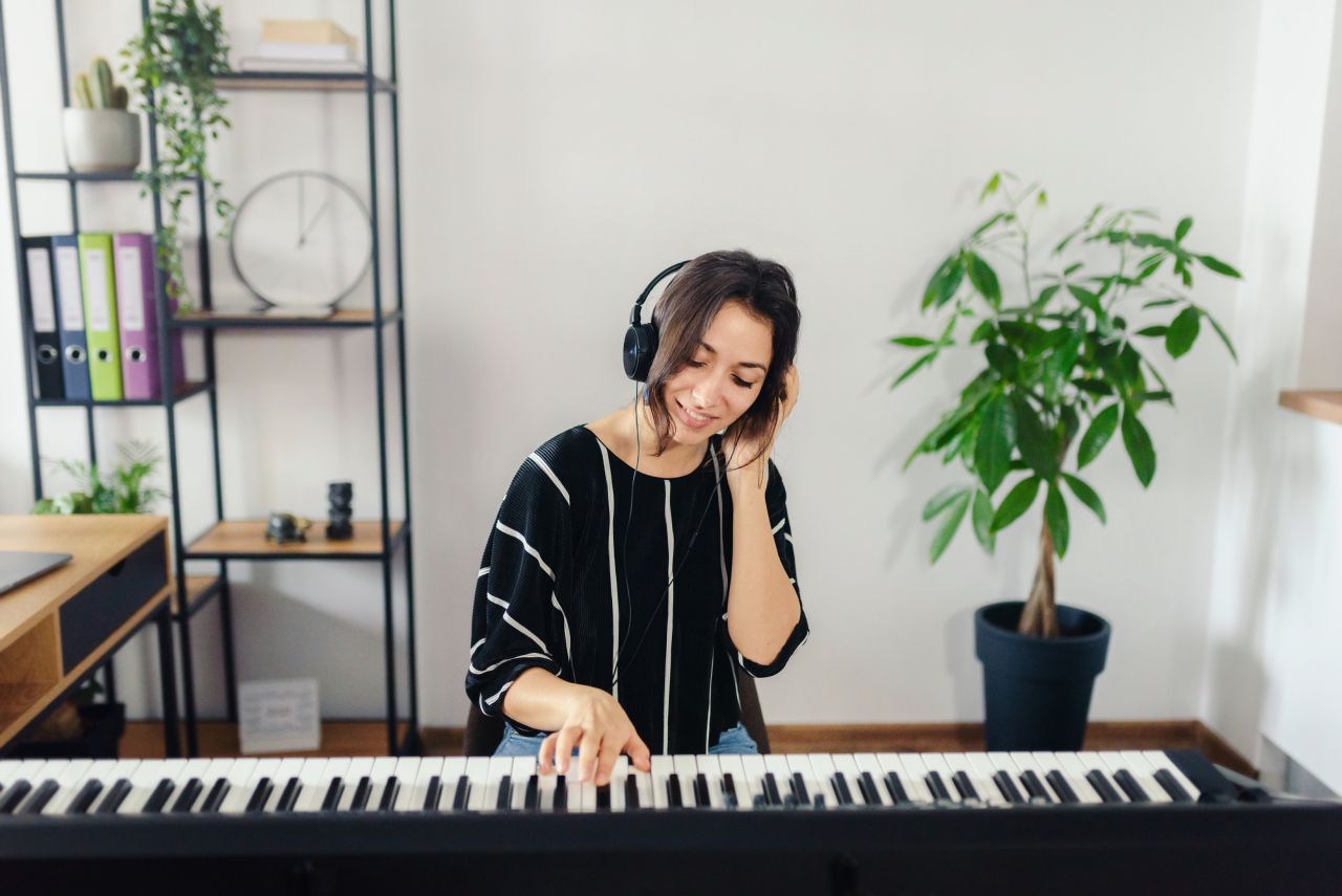 Klavier spielen kann jeder lernen. Ein E-Piano hat den Vorteil, dass die Nachbarn nichts mitbekommen. 