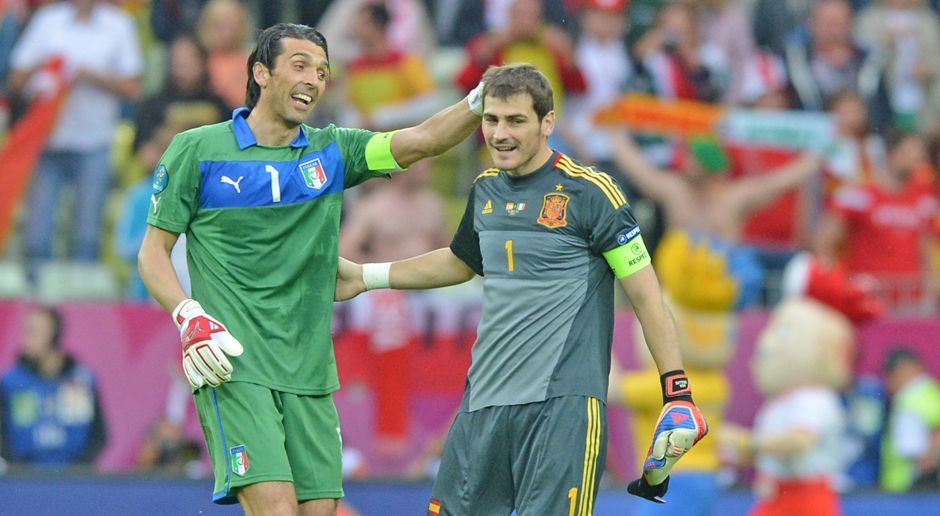 
                <strong>Casillas vs. Buffon - Nationalmannschaftserfolge</strong><br>
                Casillas:167 Spiele, 87 Gegentore (0,53 pro Spiel), 100 Mal zu Null (60 Prozent der Spiele)Weltmeister 2010, Europameister 2008, 2012Debüt am 3. Juni 2000Buffon:167 Spiele, 112 Gegentore (0,66 pro Spiele), 57 Mal zu Null (34 Prozent der Spiele)Weltmeister 2006Debüt am 29. Oktober 1997
              