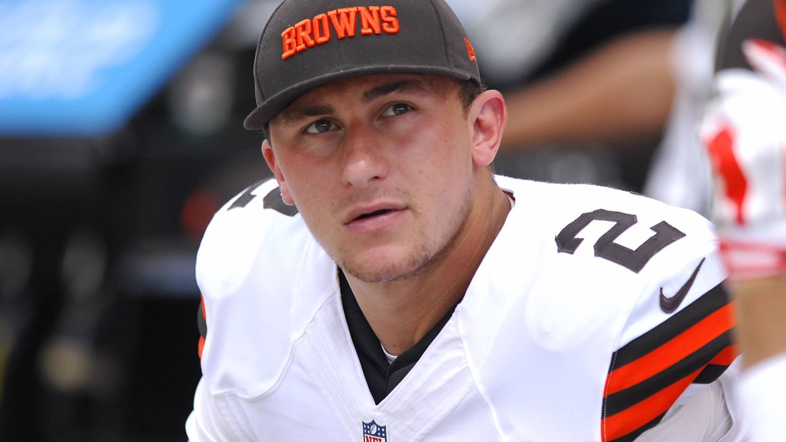 
                <strong>2012: Johnny Manziel (Quarterback - Texas A&M University)</strong><br>
                Seinen Namen hat man fast schon wieder vergessen, dabei war es lange Zeit sehr laut um den Quarterback, der nach dem Gewinn der Heisman Trophy noch ein weiteres Jahr am College spielte. Im Draft wurde er erst an 22. Stelle von den Cleveland Browns ausgewählt. In seiner Rookie-Saison startete er nur in zwei Spielen, in der zweiten Saison in sechs Partien und diese war auch seine letzten in der NFL. Am 11. März 2016 entließen ihn die Browns, weil gegen Manziel wegen des Verdachts der häuslichen Gewalt ermittelt wurde. Fortan spielte er in der kanadischen Football-Liga CFL. 2019 ging es zurück in die USA in die Alliance of American Football. Seit September 2020 ist er Teil der neuen Indoor-Football-Serie "Fan Controlled Football". Ein steiler Karriereweg sieht anders aus.
              