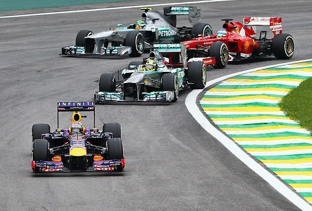 
                <strong>Gewohntes Bild</strong><br>
                Sebastian Vettel führt das Feld an, zeigt seinen Konkurrenten mal wieder die Hinterreifen und steuert seinem neunten Sieg in Folge entgegen
              