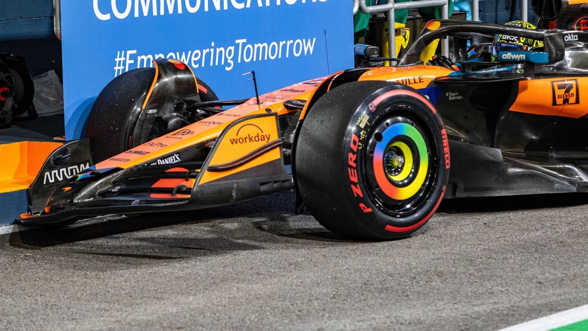 Lando Norris nach der Kollision in der Boxengasse mit kaputtem Frontflügel