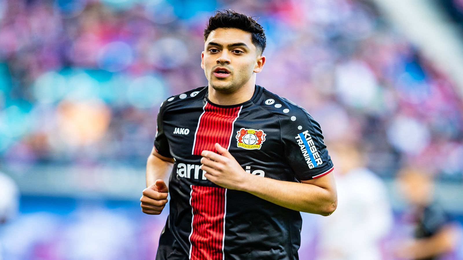 
                <strong>Bayer Leverkusen</strong><br>
                Nadiem Amiri und Kai Wollin (eSportler) spielen zusammen.
              