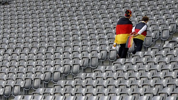 
                <strong>Deshalb laufen der DFB-Auswahl die Fans weg</strong><br>
                Die deutsche Nationalmannschaft muss beim WM-Qualifikationsspiel am Samstag gegen San Marino (ab 20.15 Uhr im Liveticker auf ran.de) froh sein, wenn 30.000 Zuschauer kommen. Vor ein paar Jahren war das noch undenkbar, da waren Heimspiele der Mannschaft ein Kassenschlager, ein Selbstläufer. Doch warum laufen die Fans den Weltmeistern davon? ran.de geht den Ursachen mit einem Augenzwinkern auf den Grund.
              