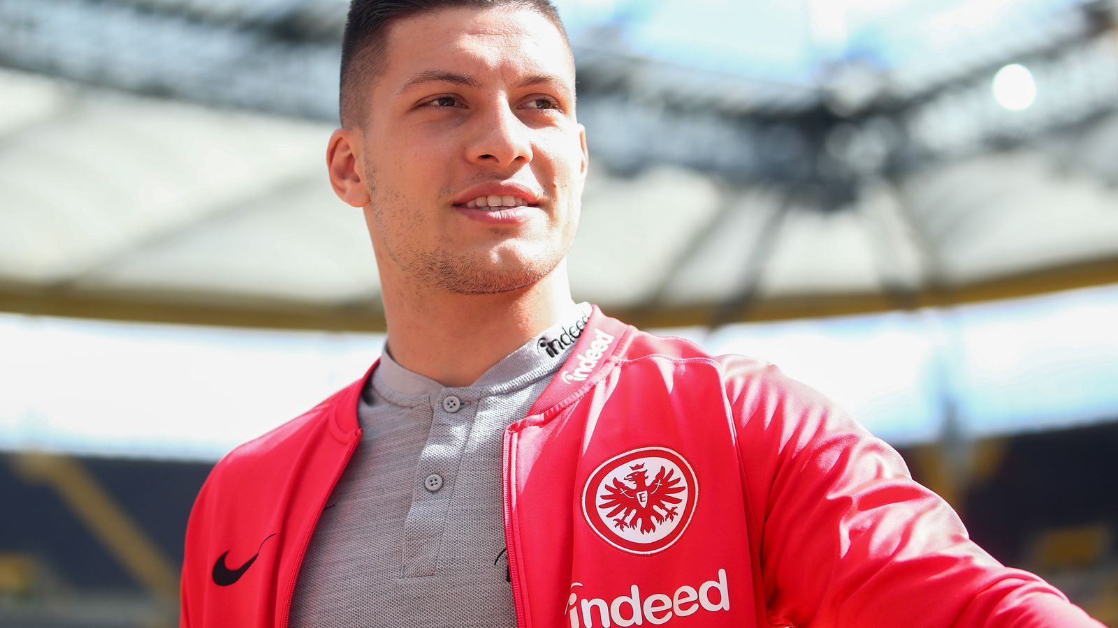 
                <strong>Luka Jovic (Eintracht Frankfurt)</strong><br>
                Die Rückkehr von Luka Jovic zu Eintracht Frankfurt ist fix. Der Serbe wird bis zum Saisonende von Real Madrid ausgeliehen und soll der Eintracht helfen, sich für das internationale Geschäft zu qualifizieren. Wie der Verein bekannt gab, erhält Jovic die Rückennummer neun. "Luka hatte zuletzt keine leichte Zeit in Madrid. Für ihn ist es wichtig, wieder in die Spur zu kommen. Es war sein großer Wunsch, zur Eintracht zurückzukehren", sagt Sportdirektor Fredi Bobic. Jovic schließt die Lücke, die der Abgang von Mittelstürmer Bas Dost zum FC Brügge hinterlassen hat.
              