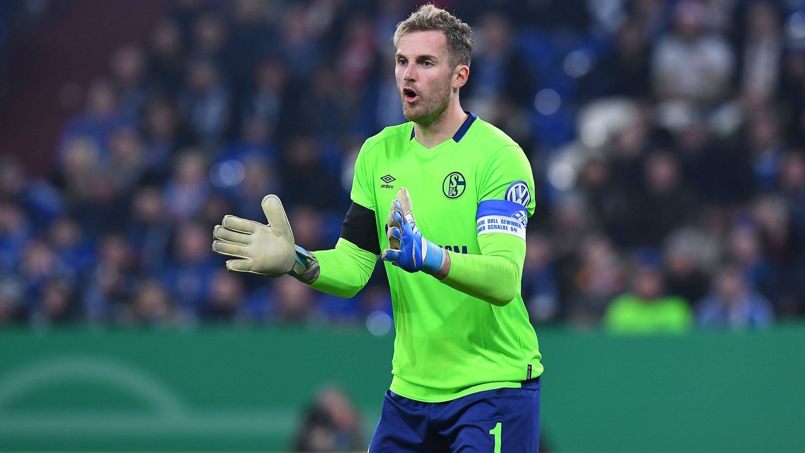 
                <strong>Ralf Fährmann</strong><br>
                Zu Beginn stärkster Schalker. Pariert stark gegen Gnabry (18.) und James (30.). Bei Flanken auch in der Strafraumbeherrschung stark. Bei den drei Gegentoren machtlos. ran-Note: 3
              