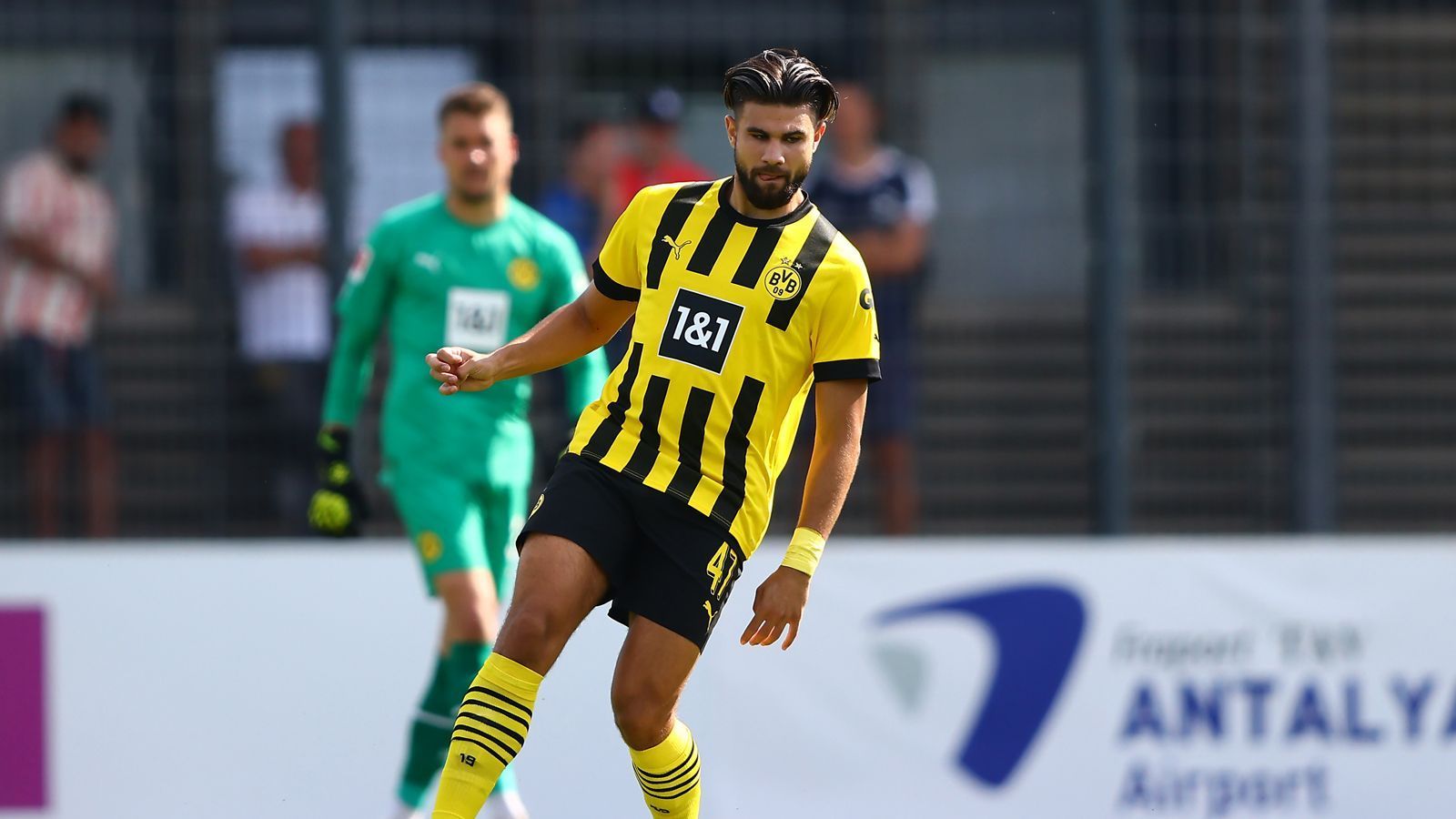 
                <strong>Antonios Papadopoulos</strong><br>
                Darf ebenfalls noch fünf Minuten Champions-League-Luft schnuppern und fährt den Sieg mit über die Ziellinie. ran-Note: ohne Bewertung
              