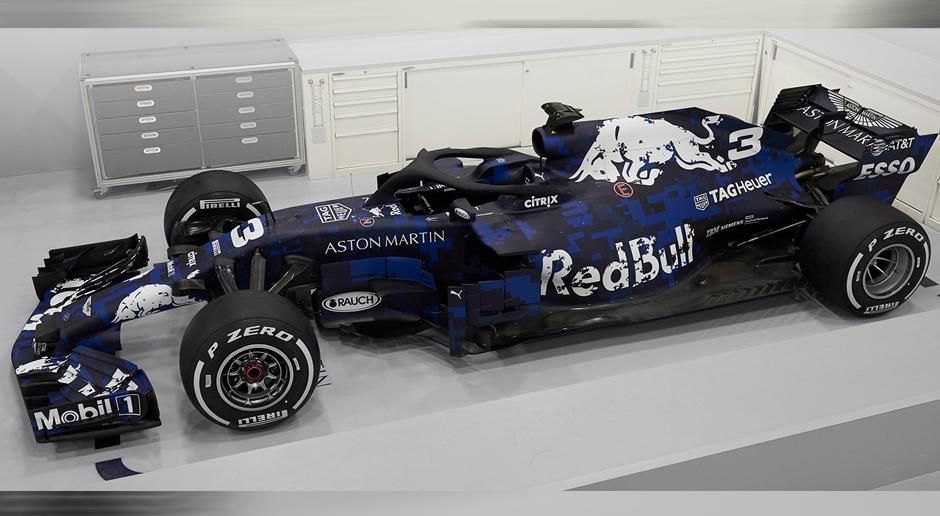 
                <strong>Red Bull Racing</strong><br>
                Der dunkle Look begeistert nicht nur die F1-Welt, er ist gleichzeitig auch keine schlechte Tarnung für die neuen Aerodynamik-Feinheiten, die sich Super-Hirn Adrian Newey und sein Ingenieurs-Team überlegt haben. Auffällig sind dennoch die kleinen Flügel über den Seitenkästen, die gebogene Radaufhängung und das extrem schmale Heck. Nach dem neuen Reglement darf natürlich auch das viel diskutierte Halo nicht fehlen, was zumindest vom Design her gut integriert wurde.
              