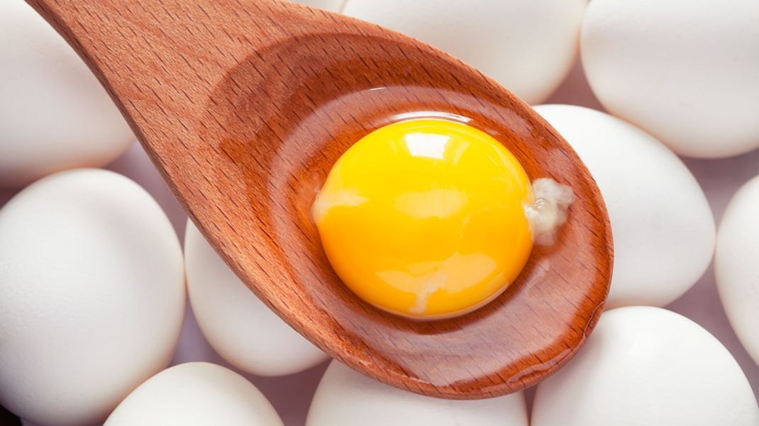 In manchen Eiern befindet sich eine weiße, sogenannte Hagelschnur.