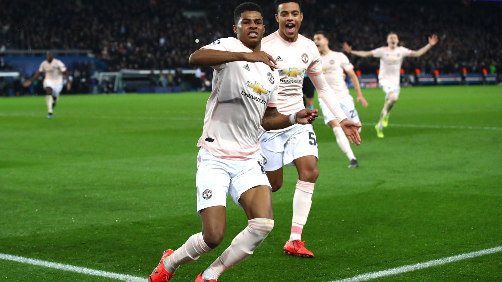 
                <strong>Marcus Rashford (Manchester United)</strong><br>
                Beim Viertelfinal-Kracher zwischen den früheren Champions-League-Siegern Manchester United und Barcelona könnten sich auch einige Talente auf beiden Seiten in den Fokus spielen. Schon länger im Blickpunkt steht Uniteds Eigengewächs Marcus Rashford. Der 21-Jährige ist mit zehn Ligatoren nicht nur der drittbeste Torschütze des englischen Rekordmeisters in der laufenden Premier-League-Saison, sondern der Engländer sorgte auch im Achtelfinale der Champions League für das späte Weiterkommen der "Red Devils" gegen Paris St. Germain. In der Nachspielzeit des Rückspiels verwandelte Rashford einen Elfmeter eiskalt und besorgte damit den entscheidenden Treffer zum 3:1-Endstand. 
              