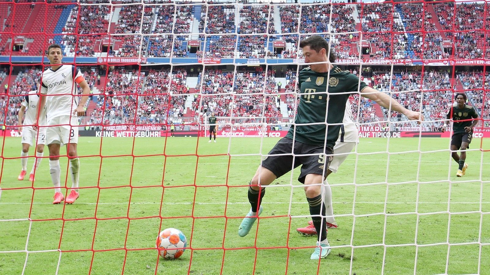 
                <strong>Robert Lewandowski</strong><br>
                Zu Beginn vor allem über die Flügel aktiv, da die Bochumer das Zentrum dicht machen. Insgesamt für seine Verhältnisse eine blasse erste Halbzeit, während um ihn herum ordentlich vorbereitet und getroffen wird. Seine Präsenz sorgt aber dafür, dass die Bochumer ein Eigentor erzielen. Im Abschluss lässt der Pole aber ungewohnt viele Chancen liegen. In der 62. Minute trifft er aber dann doch noch aus kürzester Distanz. Es ist das 13. Heimspiel in Folge, bei dem er trifft - Bundesliga-Rekord. Kurz danach ist Schluss für den nimmersatten Polen. ran-Note: 2
              