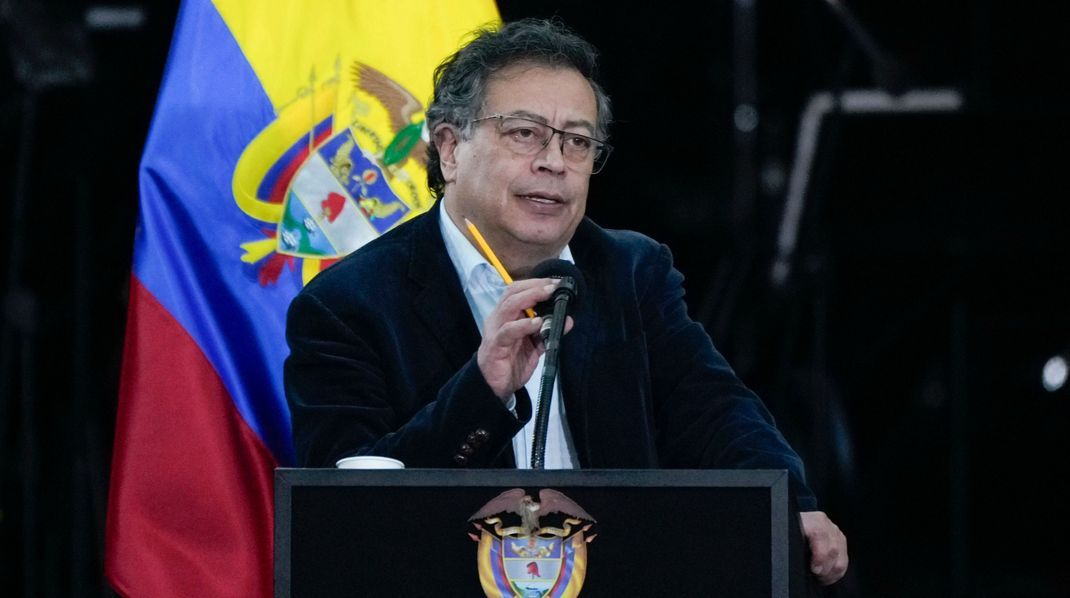 Der kolumbianische Präsident Gustavo Petro spricht während einer Zeremonie zum 8. Jahrestag des Friedensabkommens zwischen der Regierung und den FARC in Bogota, Kolumbien.