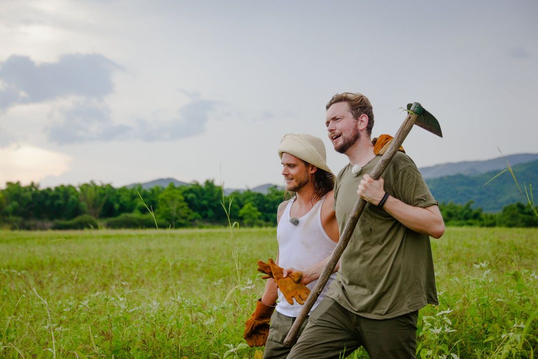 Rúrik Gíslason und Bastian Bielendorfer auf einer Zuckkerrohr-Farm bei "Mission: Job Unknown"