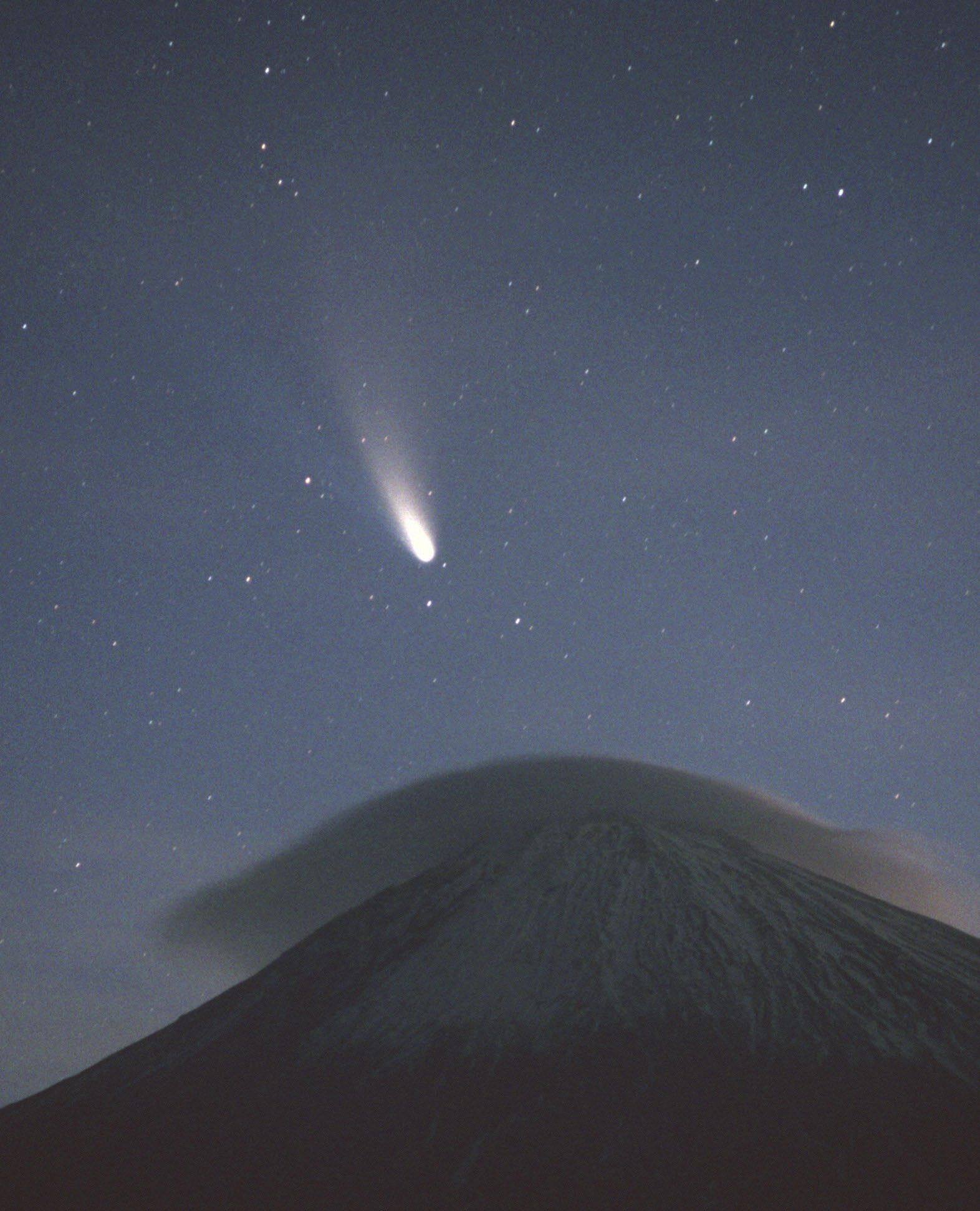 1997 war der Komet Hale-Bopp 18 Monate lang mit dem bloßen Auge sichtbar, hier über dem japanischen Berg Fuji.