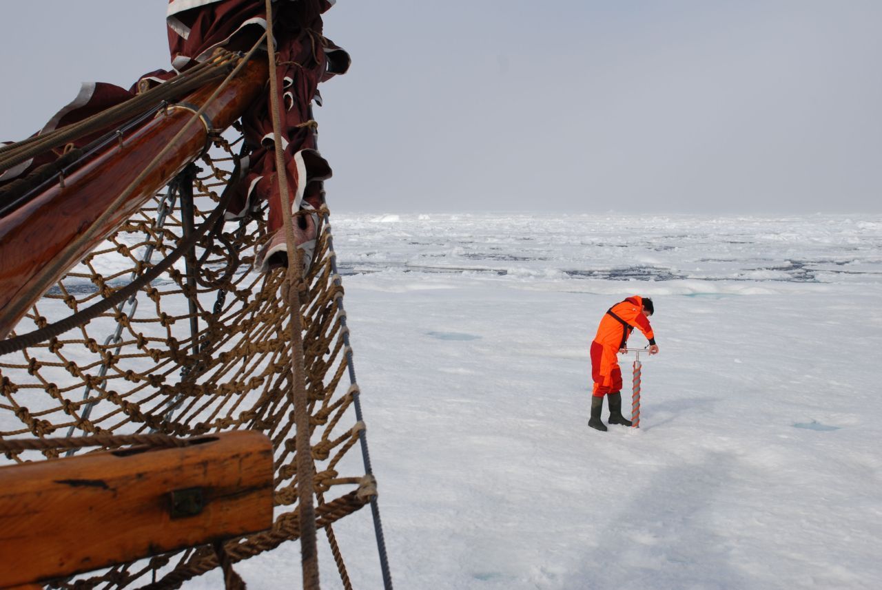 Der Forscher entnimmt einen Eiskern aus dem Arktischen Meer-Eis.