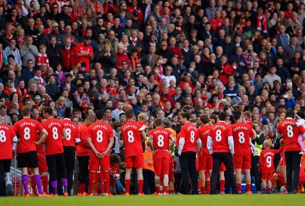 
                <strong>Steven Gerrard - Abschied vom FC Liverpool</strong><br>
                Im Schlepptau die gesamte Mannschaft, die sich Gerrard-Trikots übergestreift hat. Von den Rängen schmettern die Fans nochmal "You'll never walk alone"...
              