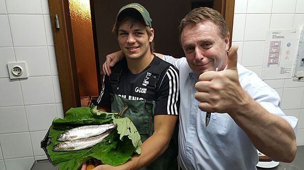 
                <strong>Gesichertes Mittagessen</strong><br>
                ... die dann tatsächlich am Mittag auf dem Tisch landet. Persönlich bringt der Boxer die Fische in die Hotelküche und lässt sie zubereiten.
              