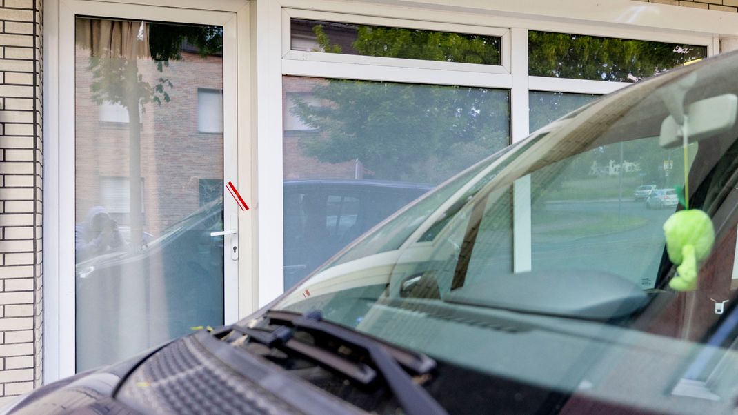 Ein Polizeisiegel klebt an der Haustüre der Wohnung in Herten.