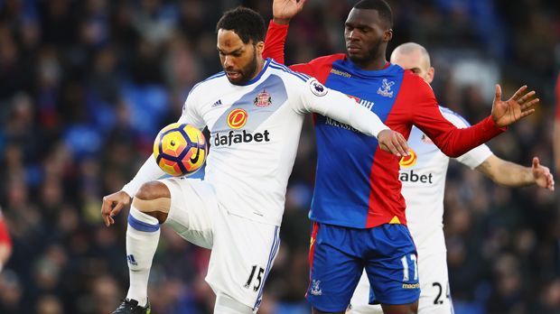 
                <strong>Joleon Lescott (34 Jahre, Innenverteidiger)</strong><br>
                Im Januar 2017 holte Abstiegskandidat Sunderland den routinierten Verteidiger Joleon Lescott, um mit dem Ex-Nationalspieler den Klassenerhalt zu schaffen. Doch es gab kein Happy End, denn zum einen kam der 34-jährige Lescott nur zu zwei Einsätzen und zum anderen stieg Sunderland am Ende sang- und klanglos ab. Nun ist der Innenverteidiger schon wieder vereinslos. Auch bei seinen vorherigen Stationen AEK Athen und Aston Villa konnte der frühere Meister mit Manchester City nicht überzeugen. Und so stehen nun die Interessenten natürlich nicht Schlange.
              