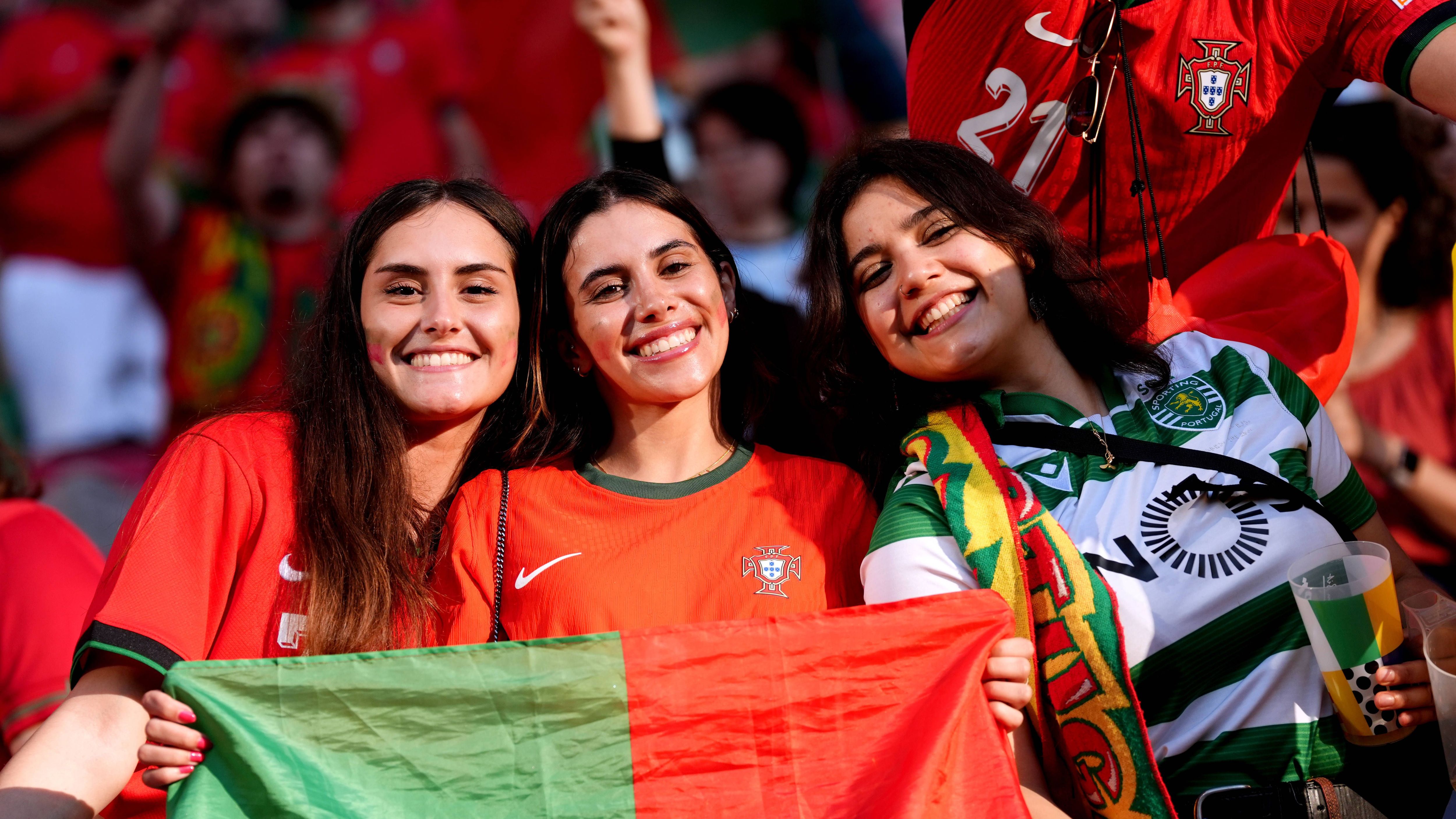 <strong>Vorfreude in Leipzig</strong><br>Während die Türken den Sieg feiern, stehen in Leipzig schon alle bereit für das zweite Spiel der Gruppe E. Portugal trifft auf Tschechien.