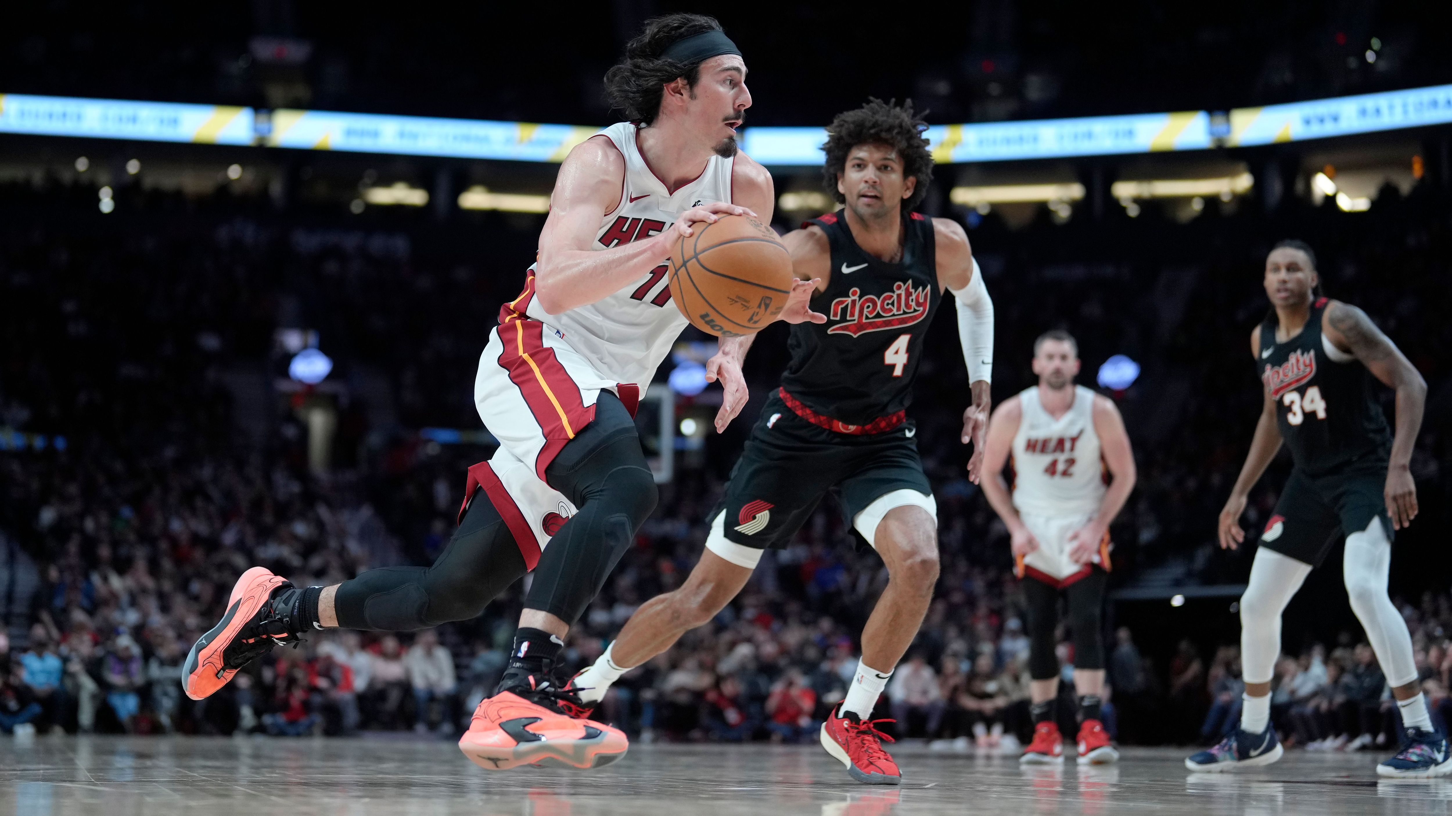 <strong>Platz 11 -&nbsp;Miami Heat (zuvor Rang 14, 33:26)</strong> <br>Kaum ein Team hat derartige Verletzungssorgen wie die Heat. Doch kein Team lebt die Next-Man-Up-Mentalität so sehr wie Miami. Auch deshalb gab es zwischenzeitlich fünf Erfolge in Serie. Beim Meister aus Denver wurde diese Siegesserie trotz eines starken Comebacks dann unterbrochen: Dennoch: In den Playoffs will keiner gegen Miami ran.