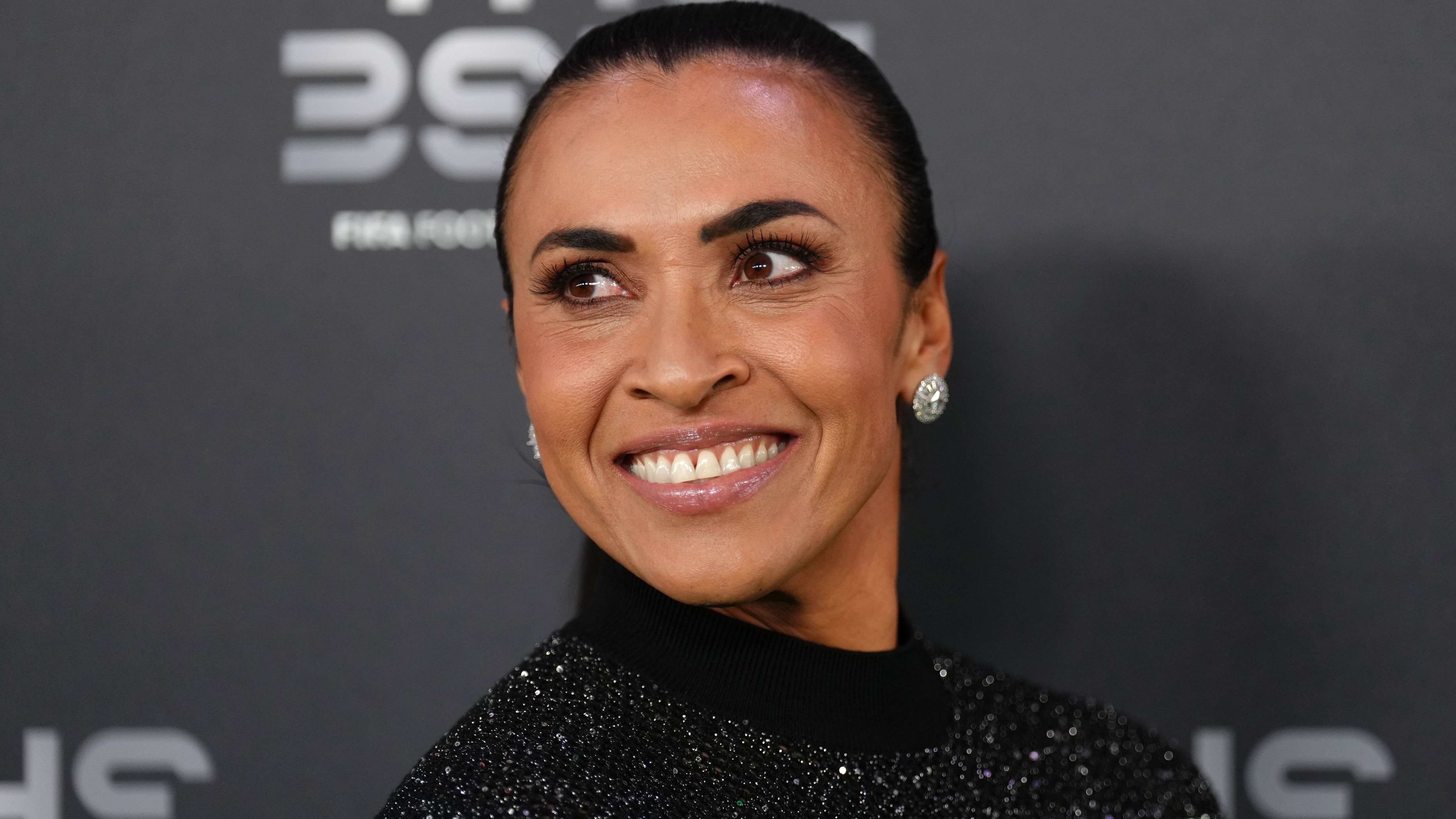 <strong>FIFA Special Award für das Lebenswerk: Marta</strong>&nbsp;<br>Marta war zwischen 2006 und 2018 sechsmal Weltfußballerin des Jahres. Seit April 2017 steht sie beim US-amerikanischen NWSL-Franchise Orlando Pride&nbsp;unter Vertrag. Zu ihren Ehren wird es ab dem kommenden Jahr einen Marta Award für das schönste Tor im Frauenfußball geben.&nbsp;