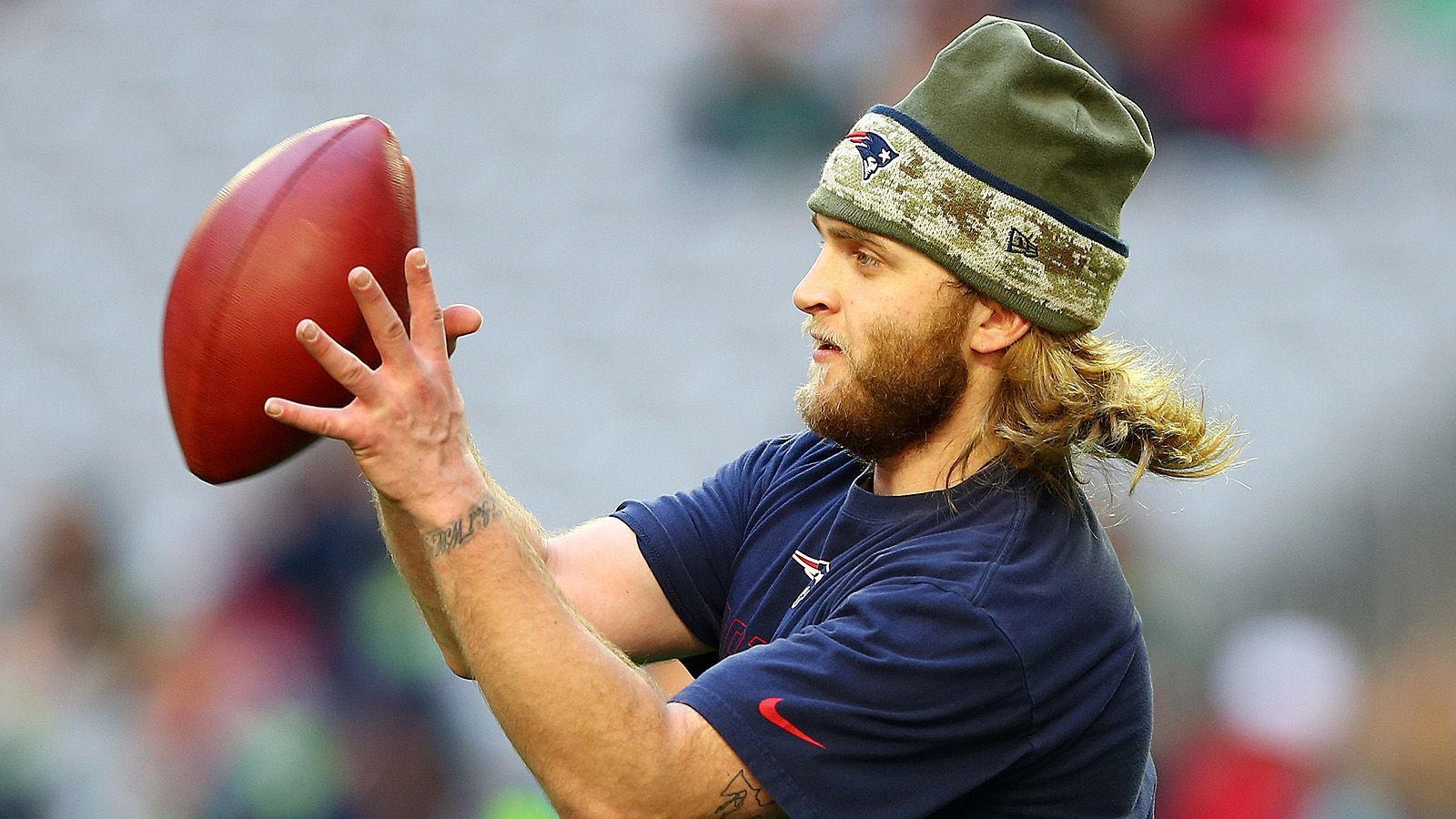 
                <strong>Stephen Belichick - Safeties Coach (New England Patriots)</strong><br>
                Wie der Vater so der Sohn. Seit drei Jahren ist Stephen Belichick der Coach für die Safeties der Patriots, insgesamt arbeitet er seit fünf Jahren unter der Führung seines Vaters, Head Coach Bill Belichick. Stephen spielte auf dem College mehrere Jahre Lacrosse auf der Position des Verteidigers, widmete sich aber auch dem Football, wo er Linebacker, Tight End und Fullback war. Auch durch seine Hilfe konnte die Patriots-Defense 2017 den fünften Platz in der Liga-Statistik erreichen. Devin McCourty wurde in dieser Saison zudem in den Pro Bowl gewählt.
              