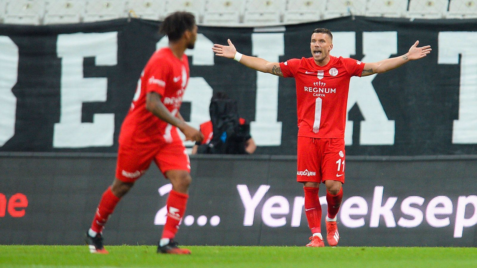 
                <strong>Lukas Podolski (Antalyaspor)</strong><br>
                Lukas Podolski hat noch kein Spiel in der Süper Lig verpasst. Für Antalyaspor lief der 35-Jährige zuletzt sogar als Kapitän auf. Dennoch läuft seine Saison durchwachsen: Podolski traf in 13 Partien zweimal, das Team steht mit 17 Punkten im Nirgendwo der Liga.ran.de Note: 4
              