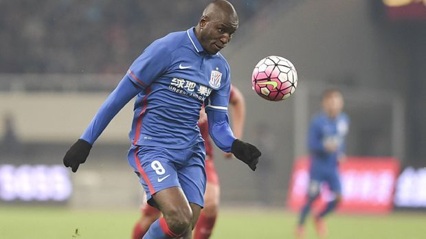 
                <strong>Demba Ba</strong><br>
                2015 ging der frühere Hoffenheimer Demba Ba von Besiktas Istanbul zu Shanghai Shenhua. Im Sommer 2016 zog er sich einen Horror-Beinbruch zu, ehe er zunächst im Frühjahr 2017 zu seinem türkischen Ex-Klub ausgeliehen wurde. Nach der Rückkehr ins Reich der Mitte wurde es für den Sengalesen nicht besser. Der einstige 13-Millionen-Neuzugang von Shanghai Shenhua ist mittlerweile endgültig raus aus der chinesischen Super League. Seit Januar 2018 kickt der 32 Jahre alte Stürmer für den türkischen Süper-Lig-Aufsteiger Göztepe.
              