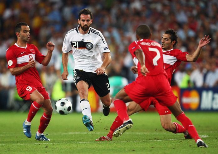 
                <strong>Christoph Metzelder</strong><br>
                Erfahrung gegen die Türkei kann nicht schaden. Zwei Türken versuchen Christoph Metzelder bei der Euro 2008 zu stoppen
              