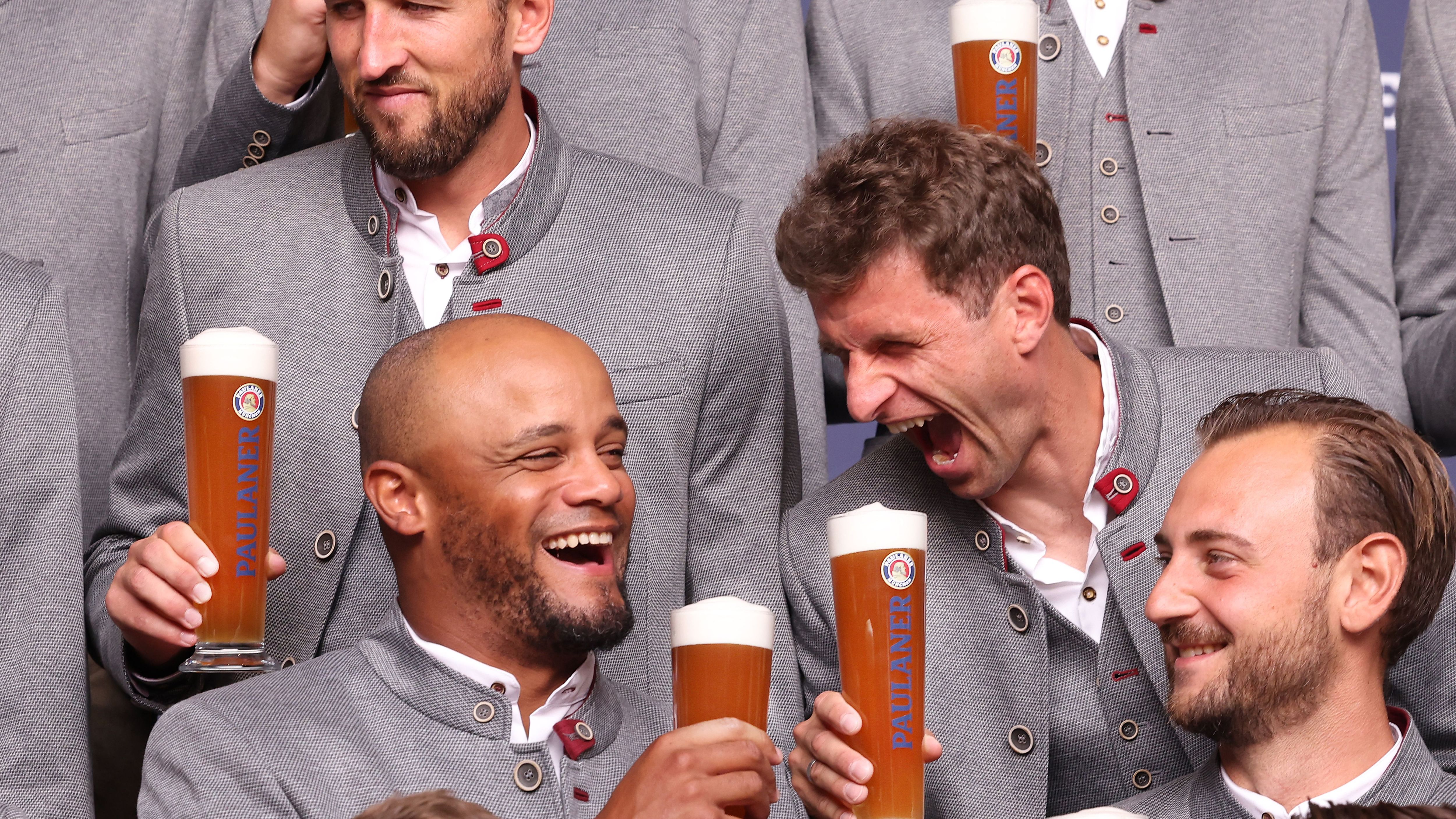 <strong>Bayern München beim Lederhosen-Shooting</strong><br>Thomas Müller ist dafür voll in seinem Element.