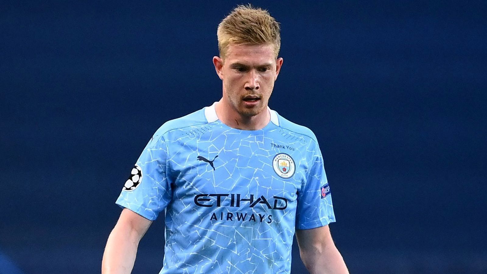 
                <strong>Kevin De Bruyne</strong><br>
                Der Ex-Wolfsburger braucht etwa 30 Minuten, um in sein Spiel zu finden. Dann reißt er die Partie an sich, bringt die Bälle oftmals gefährlich nach vorne, ist der auffälligste Spieler von Manchester City, hat sich das Tor zum 1:1 wahrlich verdient. Seine Standards sind eher durchwachsen. ran-Note: 2
              