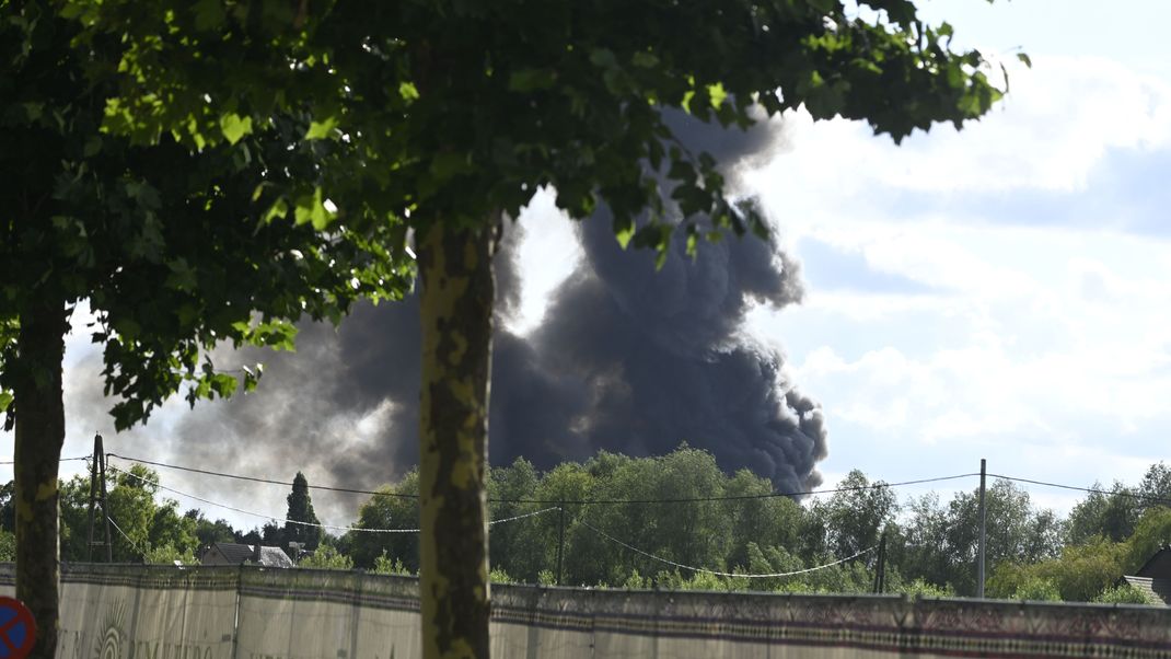 16.07.2025, Belgien, Boom: Rauch, verursacht durch ein Feuer auf dem Festivalgelände des Tomorrowland-Festivals für elektronische Musik in Boom. 
