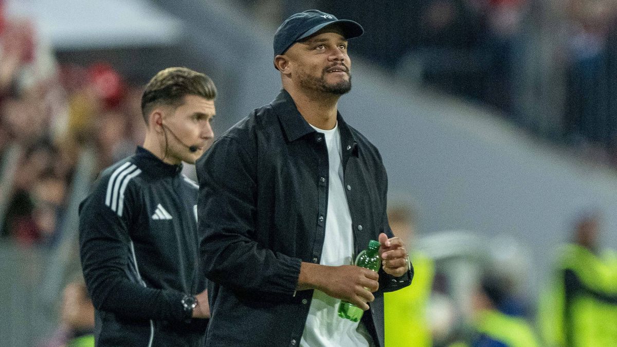 Vincent Kompany (FC Bayern Muenchen, Chef-Trainer) positive Emotionen, GER, FC Bayern Muenchen vs. Bayer 04 Leverkusen, Fussball, Bundesliga, 09. Spieltag, Spielzeit 2025 2026, 01.11.2025, DFL DFB ...