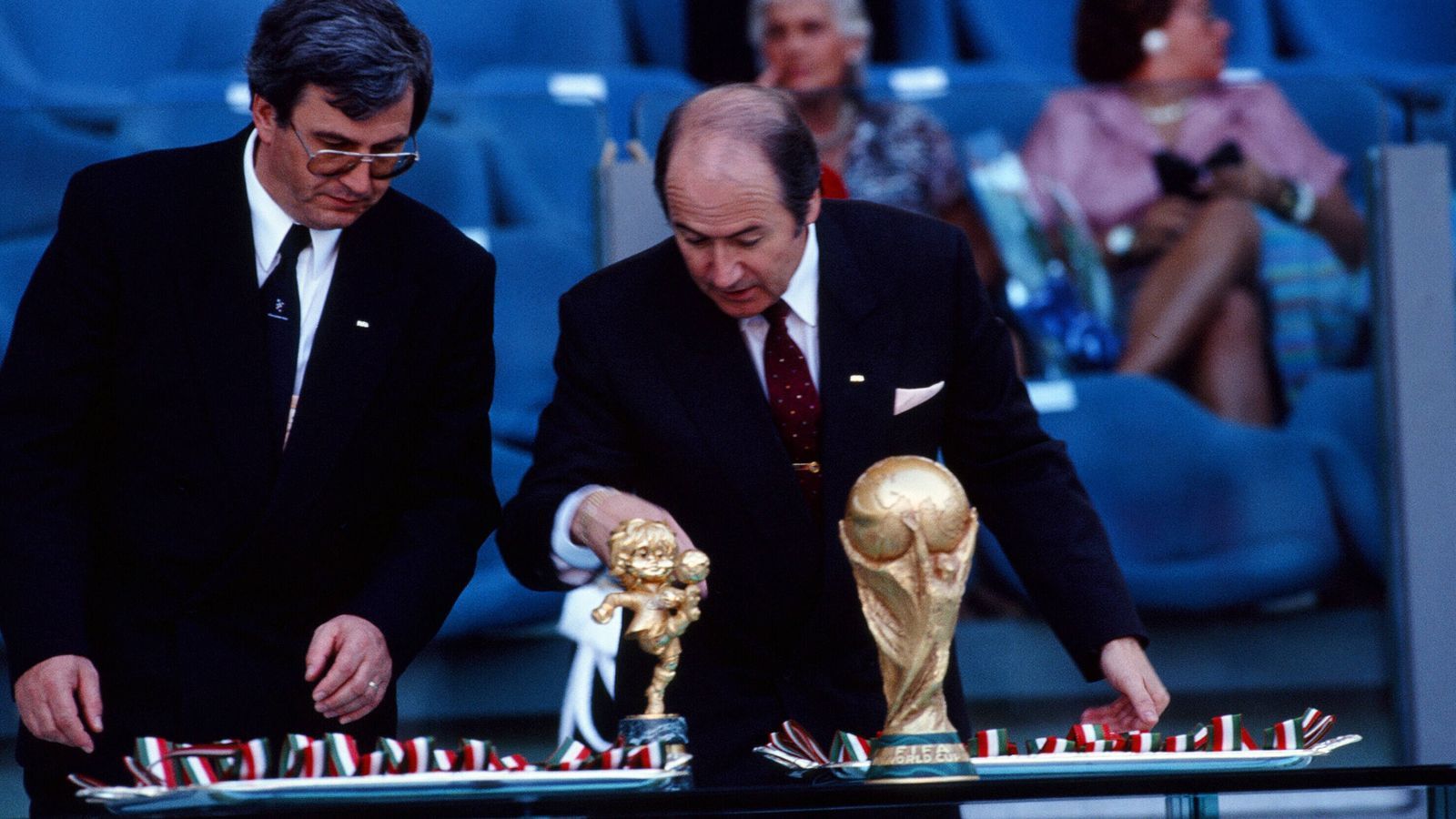 
                <strong>WM-Finale 1990: Argentinien - Deutschland</strong><br>
                Das ist doch...ja genau...Sepp Blatter nimmt den WM-Pokal in Augenschein. Damals war der Schweizer noch nicht FIFA-Präsident, sondern Exekutivdirektor des Fußballweltverbands.
              