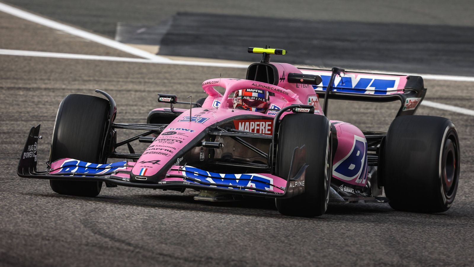 
                <strong>Platz 8: Alpine</strong><br>
                Das Alpine-Team hat ein optisches Rebranding erhalten. Von Dunkelblau-Metallic änderte sich die Lackierung auf Pink, wie zu Zeiten von Racing Point. Wie es mit dem Speed aussieht, ist noch unklar. Der Renault-Motor hat bei den Testfahrten keine Auffälligkeiten gezeigt was Zuverlässigkeit angeht, was schon mal vorzeigbarer ist, als bei den beiden zuvor genannten Teams. Was die Zeiten angeht, war Alpine gut dabei. Am zweiten Testtag in Bahrain hieß der führende des Zeitentableaus Esteban Ocon.
              