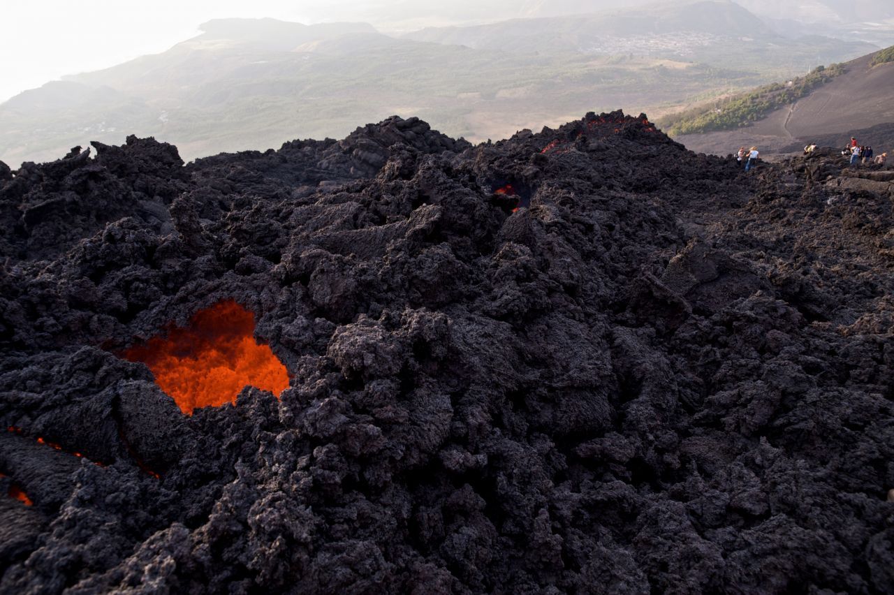 Der Pacaya (2.552 Meter) südlich von Guatemala-Stadt ist einer der aktivsten Vulkane der Welt. Der etwa 3-stündige Aufstieg ist nicht schwierig, aber anstrengend, auch wegen der Höhenlage. Auf den letzten 150 Metern zum Krater geht‘s durch Geröll, Asche und Schlacken. Täglich ereignen sich "kleinere" Explosionen, die für fliegende Gesteinsbrocken und rotglühende Lavaströme sorgen. Untenrum kann es so heiß werden, dass die Sch