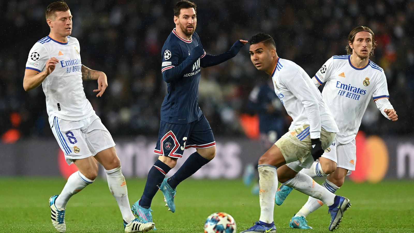 
                <strong>Real Madrids Mittelfeld</strong><br>
                2018 sagte Jürgen Klopp nach dem verlorenen Finale über Real Madrids Mittelfeld mit Modric, Kroos und Casemiro, dass Liverpool gar nicht die Möglichkeiten bekommen habe, überhaupt an den Ball zu kommen und deswegen nur mit Hinterherlaufen beschäftigt gewesen sei. Das Trio steht auch heute noch für den Erfolg der "Königlichen", für Kontrolle über Ball, Raum und Zeit. Das extreme Ballbesitzspiel wie vor vier Jahren stellt Real mittlerweile aber phasenweise ab und setzt mit den schnellen Außen vermehrt auf Umschaltspiel. Gegen das intensive Pressing von Paris Saint-Germain, Chelsea und Manchester City in den K.o.-Runden hatten die Madrilenen teilweise aber große Probleme.
              