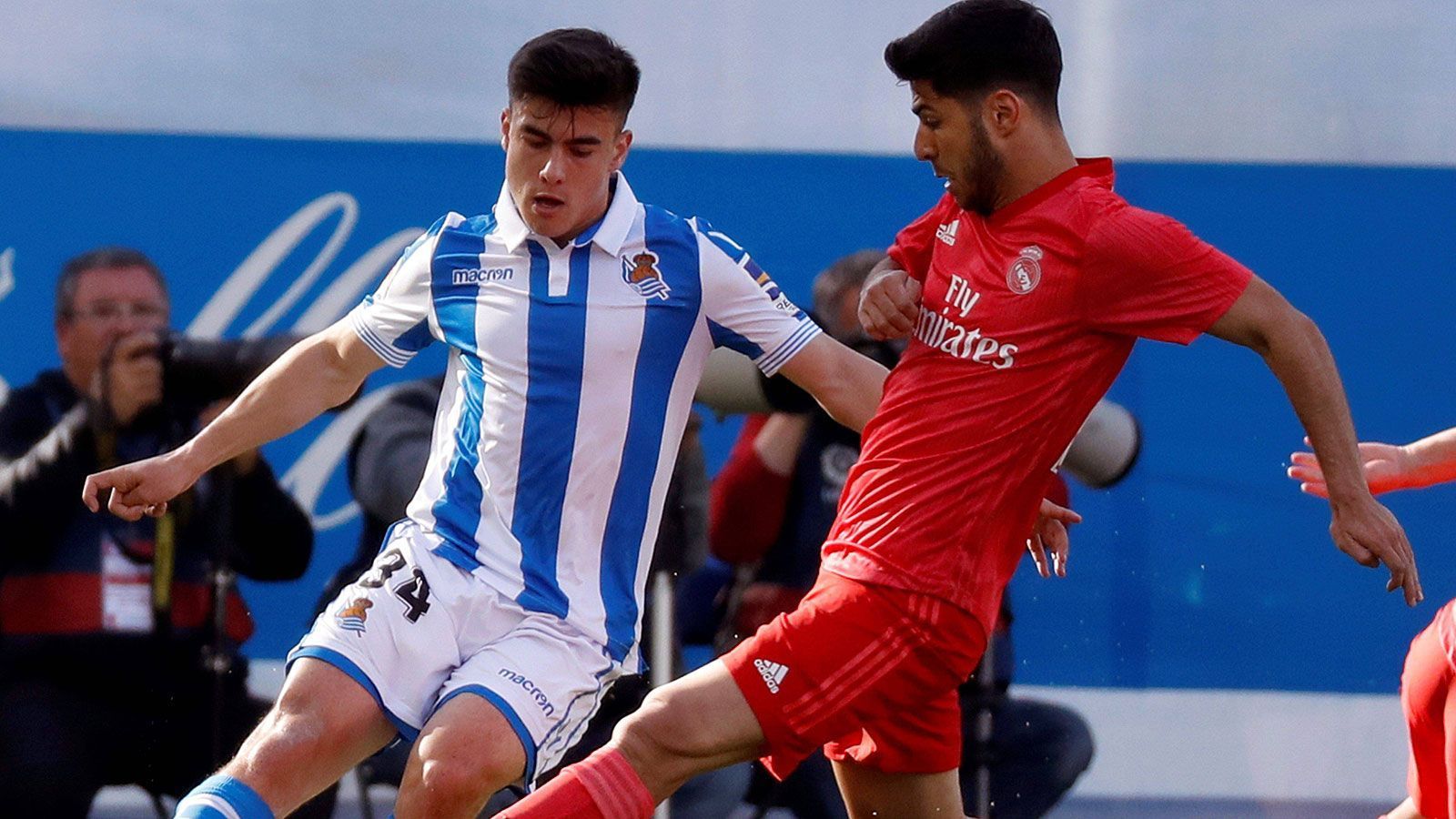 
                <strong>Ander Barrenetxea (l.)</strong><br>
                Geburtstag: 27. Dezember 2001Erstes Tor in La Liga: für Real Sociedad San Sebastian beim 3:1 gegen Real Madrid am 12. Mai 2019
              