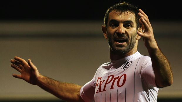 
                <strong>Georgios Karagounis (FC Fulham)</strong><br>
                Georgios Karagounis (FC Fulham): Der Grieche wurde 2010 Meister und Pokalsieger mit Panathinaikos Athen und feierte 2005 den Sieg im italienischen Pokal mit Inter Mailand. Das Karriere-Highlight war aber definitiv der sensationelle Europameister-Titel 2004 unter Trainer Otto Rehhagel. Die große Bühne verließ Karagounis dennoch als Absteiger: 2014 stieg der Ex-Nationalspieler unter Felix Magath mit dem FC Fulham aus der Premier League ab und wechselte direkt in die Rente.
              