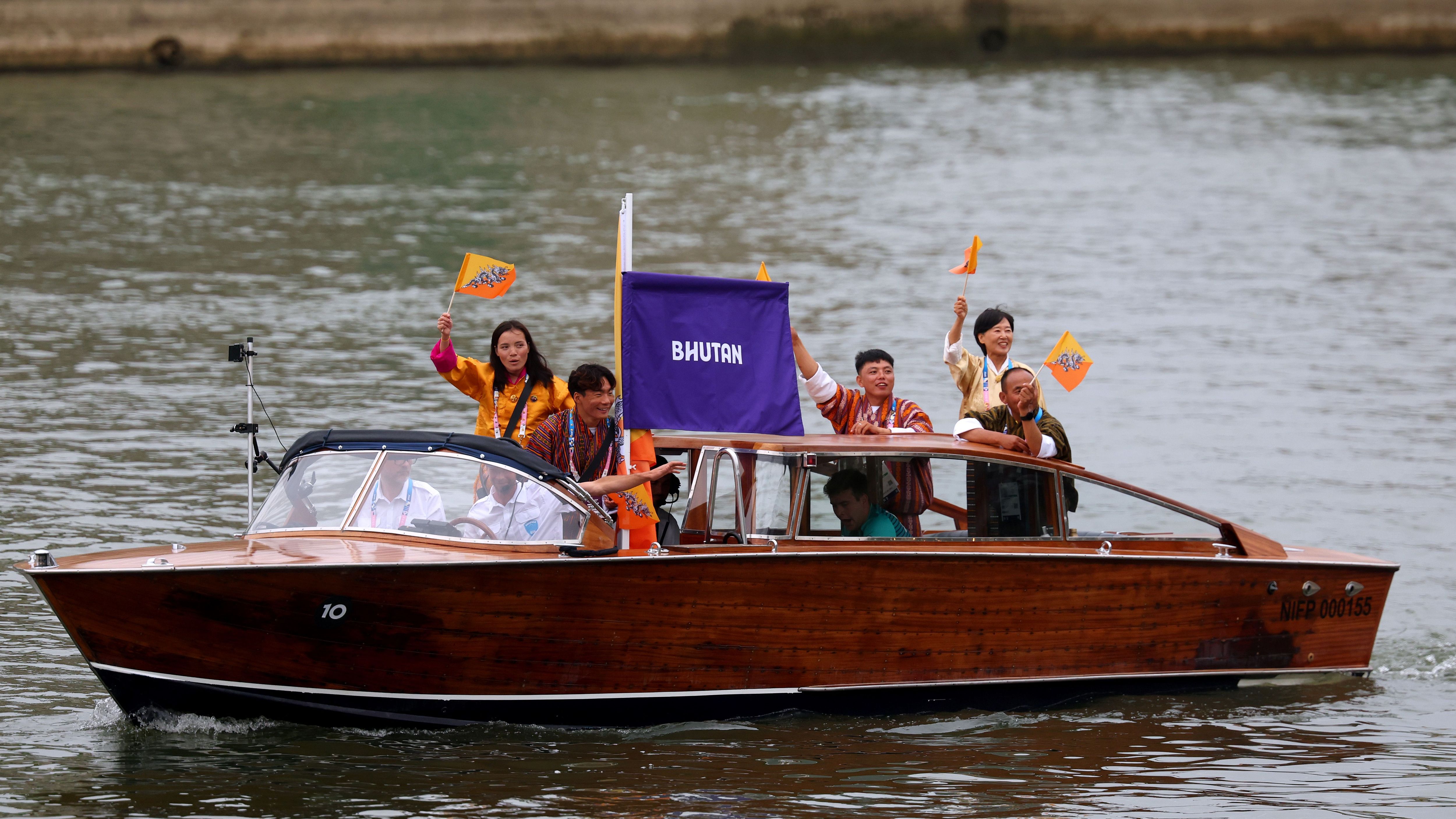 <strong>Olympia 2024: Die besten Bilder der Eröffnungsfeier in Paris</strong><br>Während einige Teams auf Mega-Schiffen unterwegs sind, fahren Delegationen wie die aus Bhutan auf kleineren Booten.