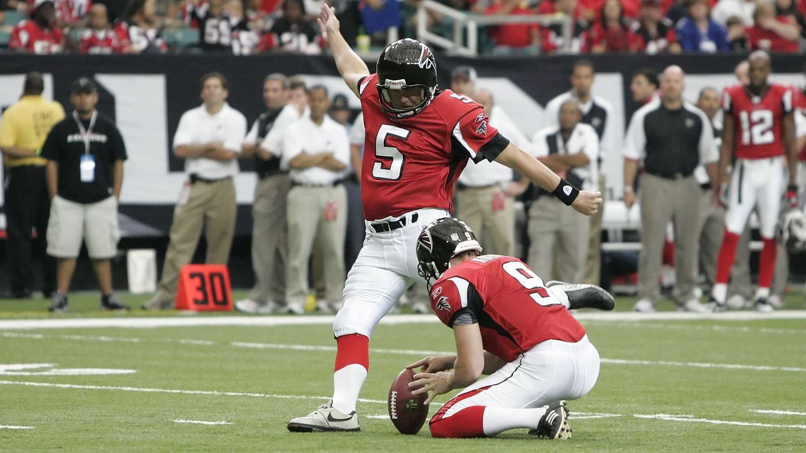 
                <strong>Platz 1: Morten Andersen, 565 Field Goals</strong><br>
                "The Great Dane", Morten Andersen, gilt bis heute als einer der besten Kicker aller Zeiten. Dabei startete seine NFL-Laufbahn denkbar schlecht: Bei seinem ersten NFL-Kickoff knickte er mit dem Fuß um und musste daraufhin acht Wochen pausieren. Doch sein schlechter Start hielt ihn nicht davon ab, eine große Karriere hinzulegen. Bis heute kein weiterer NFL-Akteur mehr Spiele absolviert (382), als der dänische Präzisionskünstler.
              