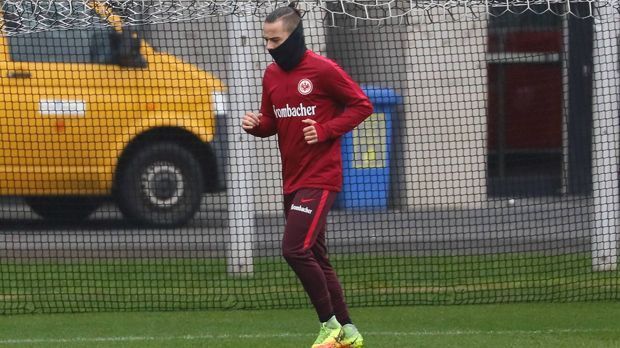 
                <strong>Yanni Regäsel (Eintracht Frankfurt)</strong><br>
                Yanni Regäsel (Eintracht Frankfurt): 120 Minuten im Pokal und dann nichts mehr! So lässt sich die laufende Saison für Außenverteidiger Regäsel zusammenfassen. Denn der Ex-Berliner, der vor einem Jahr nach Frankfurt wechselte, fällt seitdem mit Hüftproblemen aus und wird das wohl auch noch bis zum Saisonende. Damit verliert der 20-Jährige voraussichtlich ein ganzes Jahr und steckt unverschuldet in einer Karriere-Sackgasse.
              