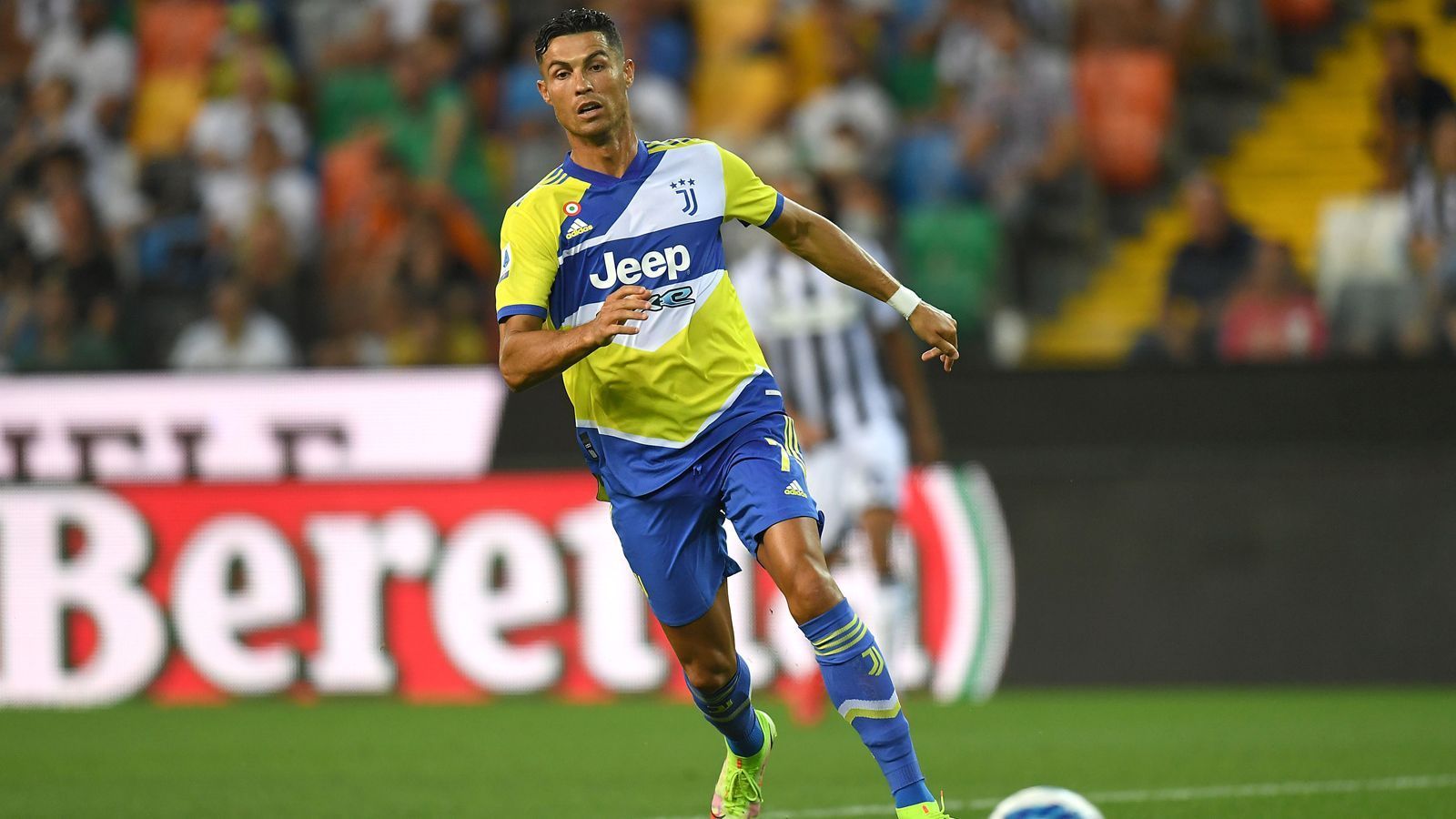 
                <strong>Platz 2 - Cristiano Ronaldo (Manchester United)</strong><br>
                &#x2022; Wochengehalt: 452.063 Euro (385.000 Pfund) - <br>&#x2022; Vertrag bis: 2023 (voraussichtlich) - <br>&#x2022; Position: Mittelstürmer<br>
              