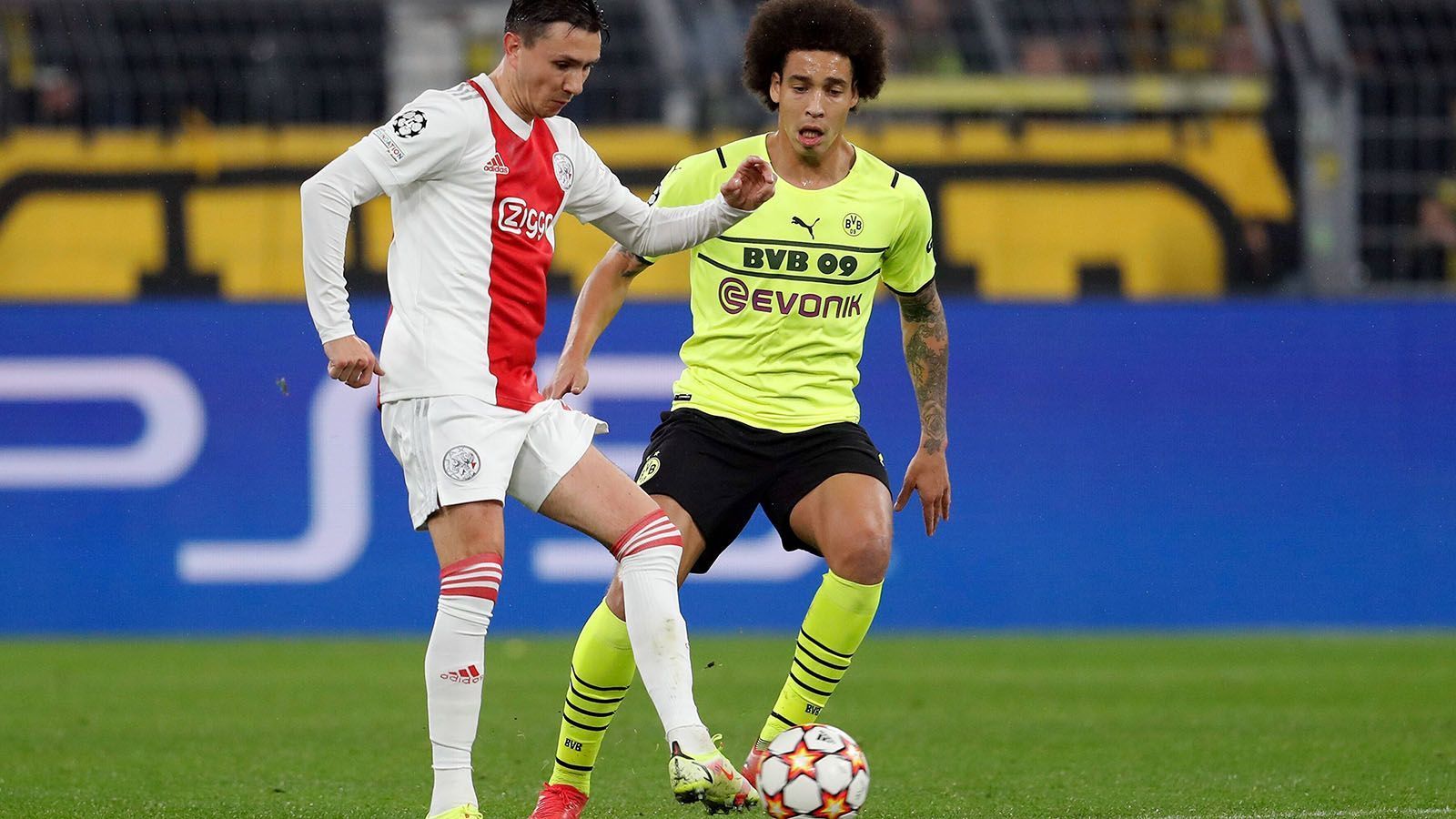 
                <strong>Axel Witsel</strong><br>
                Übernimmt den defensiven Part im zentralen Mittelfeld und fungiert als klassischer Abräumer. In Unterzahl rückt er so immer weiter nach hinten, blockt einige Schüsse ab. Kann aber wie seine Kollegen kaum noch für Entlastung sorgen. ran-Note: 3
              