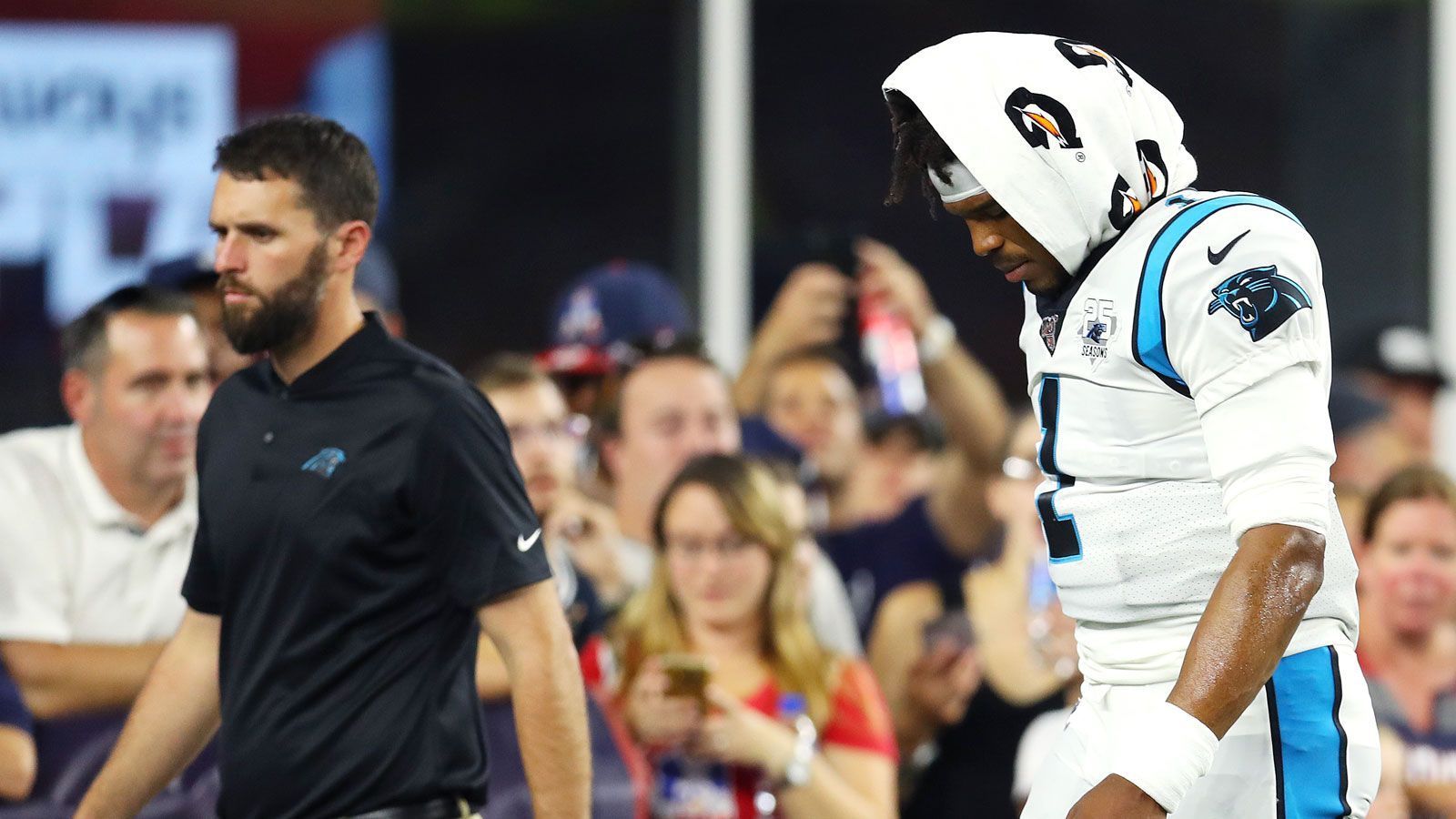 
                <strong>Cam Newtons Vertrag bei den New England Patriots</strong><br>
                Tatsächlich hatte Newton vermutlich keine andere Wahl, als den Vertrag zu unterzeichnen. Ein Bruch im Fuß sorgte dafür, dass der 31-Jährige in der vergangenen Saison nur zwei Spiele bestreiten konnte, dazu kommen zwei Schulter-Operationen seit dem verlorenen Super Bowl. Die Fragezeichen hinter Newtons Fitness bleiben, deshalb sehe sein Vertrag so aus, wie er eben aussieht, vermutet Ian Rapoport bei Twitter.
              