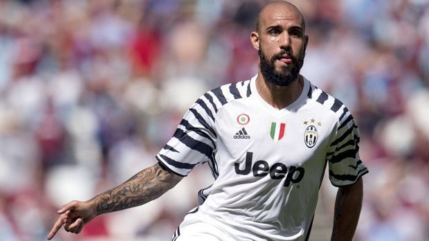 
                <strong>Simone Zaza (Zugang West Ham United)</strong><br>
                Italiens Nationalspieler Simone Zaza, der bei der EM während des Elfmeterschießens gegen Deutschland mit seinem Antritt für Aufsehen gesorgt hatte, geht auf die Insel. Der 25-Jährige wechselt zunächst für ein Jahr auf Leihbasis von Juventus Turin zu West Ham United. Bei einer bestimmten Anzahl von Einsätzen verlängert sich der Vertrag automatisch und es wird eine Ablöse in Höhe von 23 Millionen Euro inklusive Sonderzahlungen fällig.
              